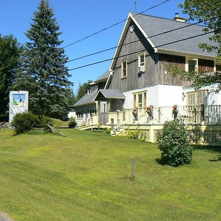 Auberge De La Tour Et Spa Magog Exterior foto