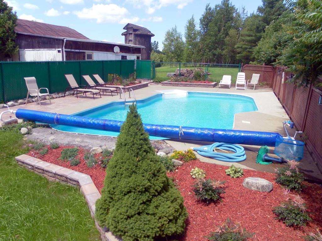 Auberge De La Tour Et Spa Magog Exterior foto
