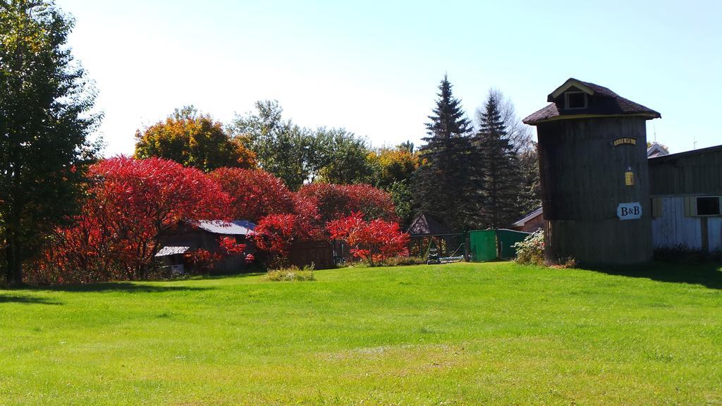 Auberge De La Tour Et Spa Magog Exterior foto