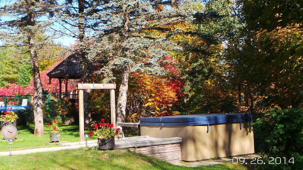 Auberge De La Tour Et Spa Magog Exterior foto