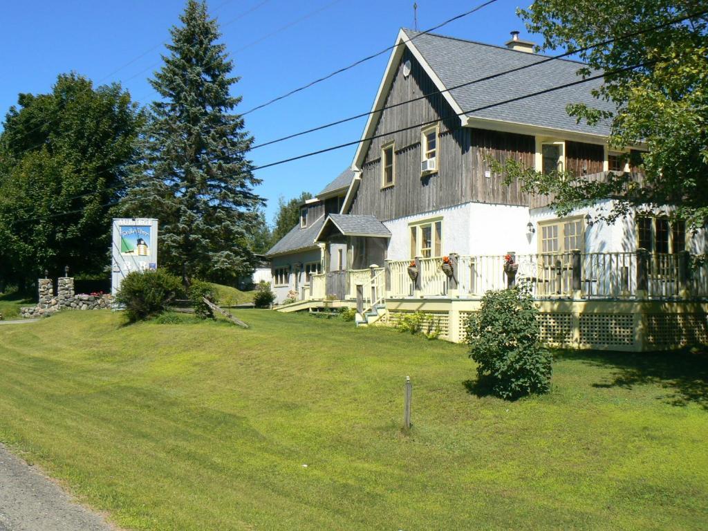 Auberge De La Tour Et Spa Magog Exterior foto