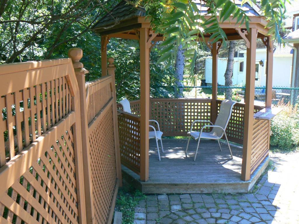Auberge De La Tour Et Spa Magog Exterior foto