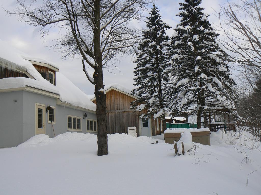 Auberge De La Tour Et Spa Magog Exterior foto