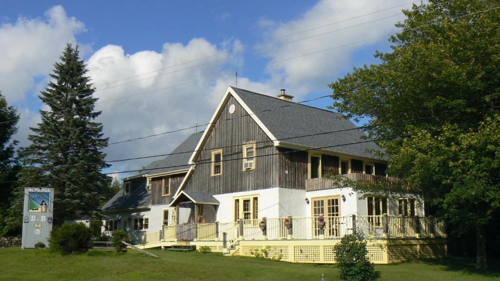 Auberge De La Tour Et Spa Magog Exterior foto