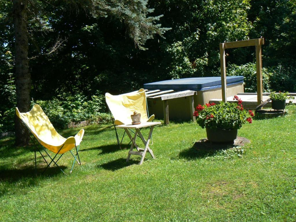 Auberge De La Tour Et Spa Magog Exterior foto