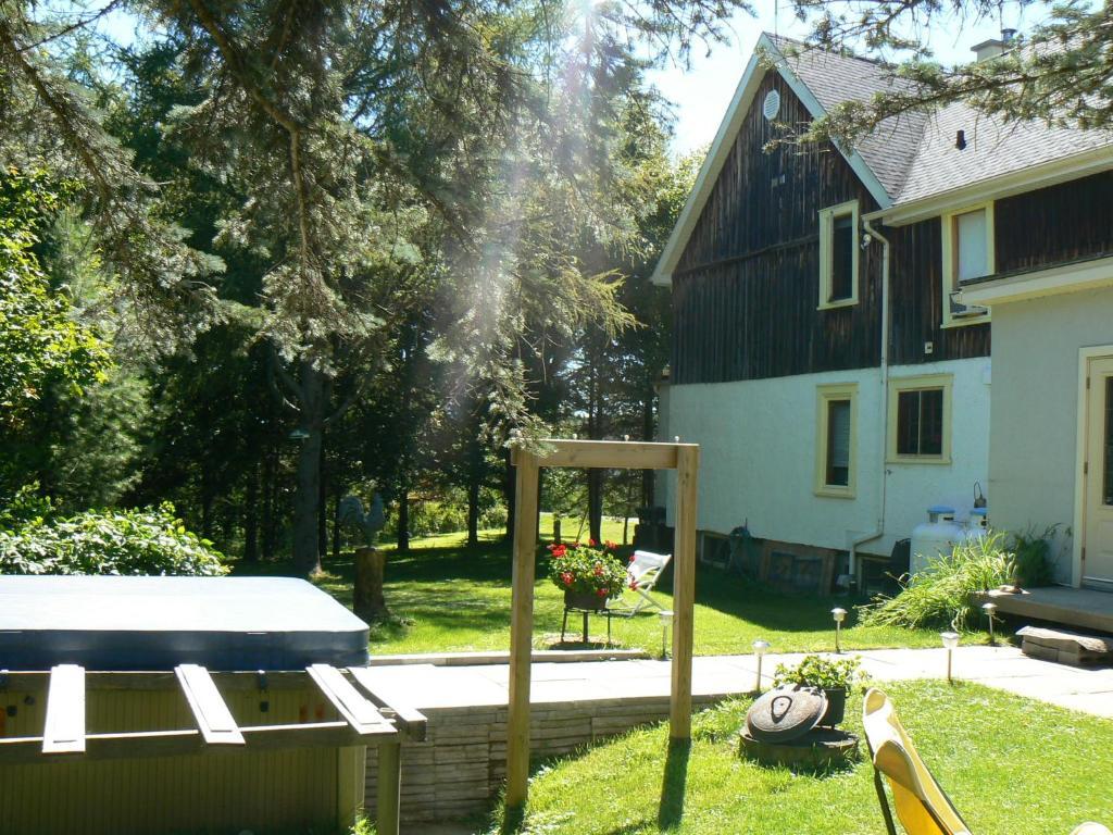 Auberge De La Tour Et Spa Magog Exterior foto